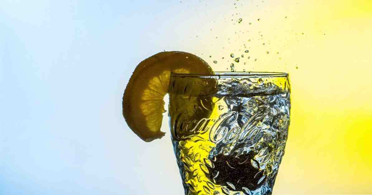8 benefici di acqua potabile con limone al mattino