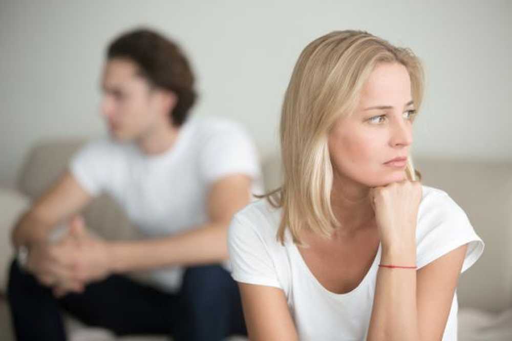 Bagaimana berhenti merasa tidak aman dalam suatu hubungan