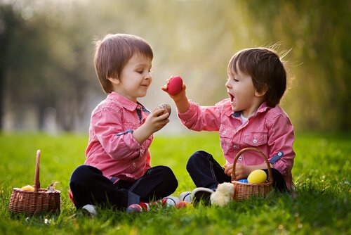 Comment apprendre aux enfants à partager? / Psychologie