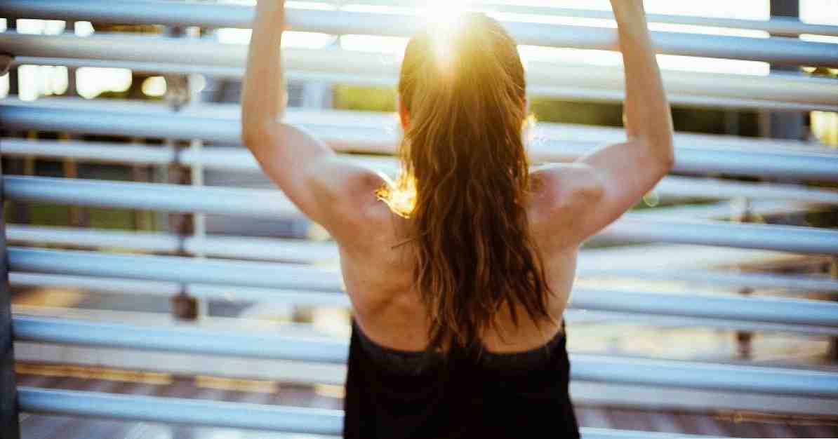 4 सरल व्यायामों के साथ, पीठ की मुद्रा में सुधार कैसे करें