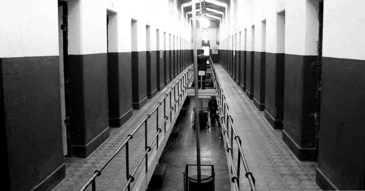 Sprejemanje težkih politik v zaporih narašča z dojemanjem rasne neenakosti / Socialna psihologija in osebni odnosi