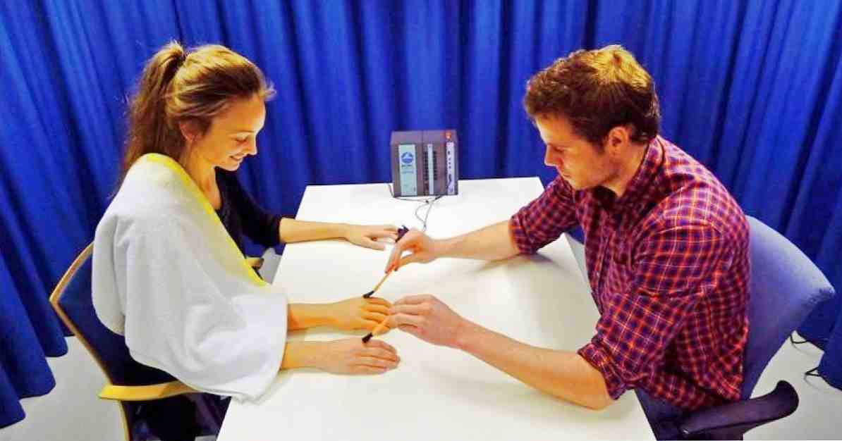 Ilusi tangan karet efek psikologis yang aneh / Ilmu saraf