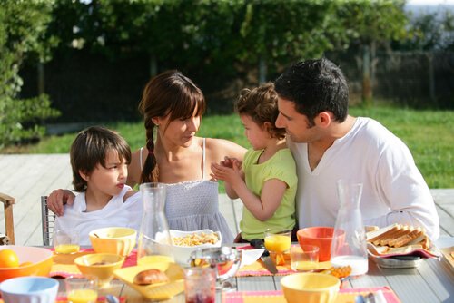 Les repas de famille enrichissent le comportement des enfants / Bien-être