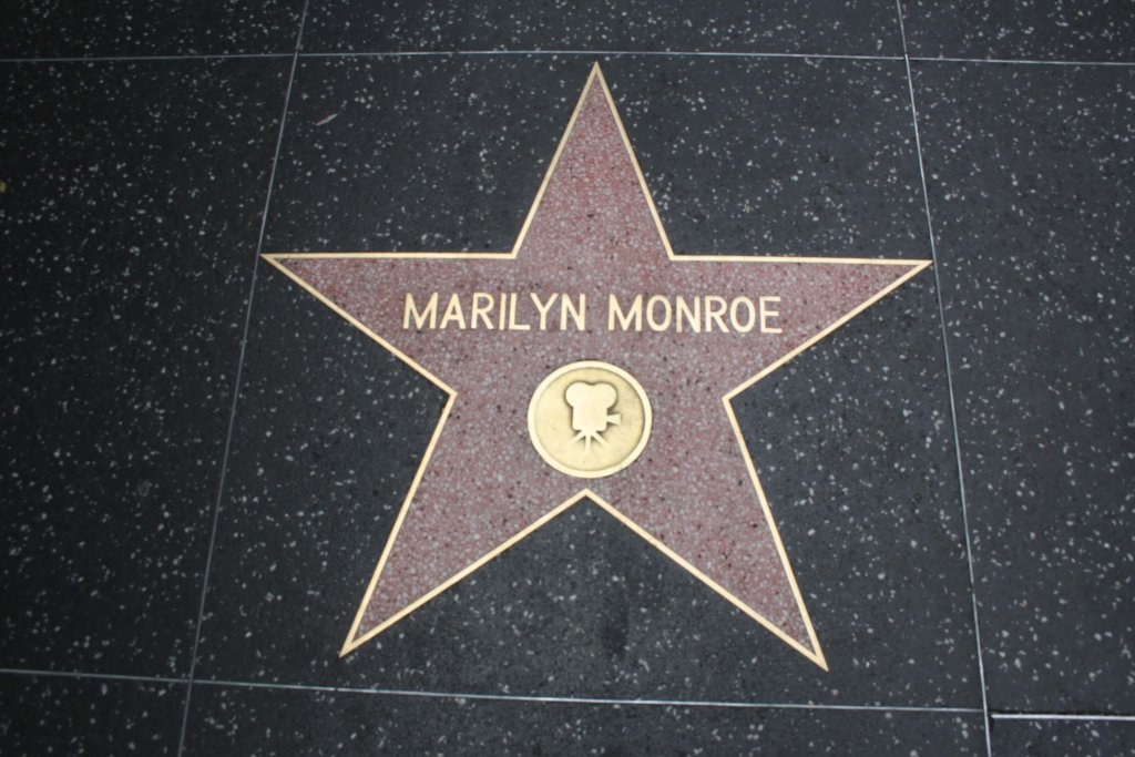 Potret psikologi Marilyn Monroe patung patah / Psikologi