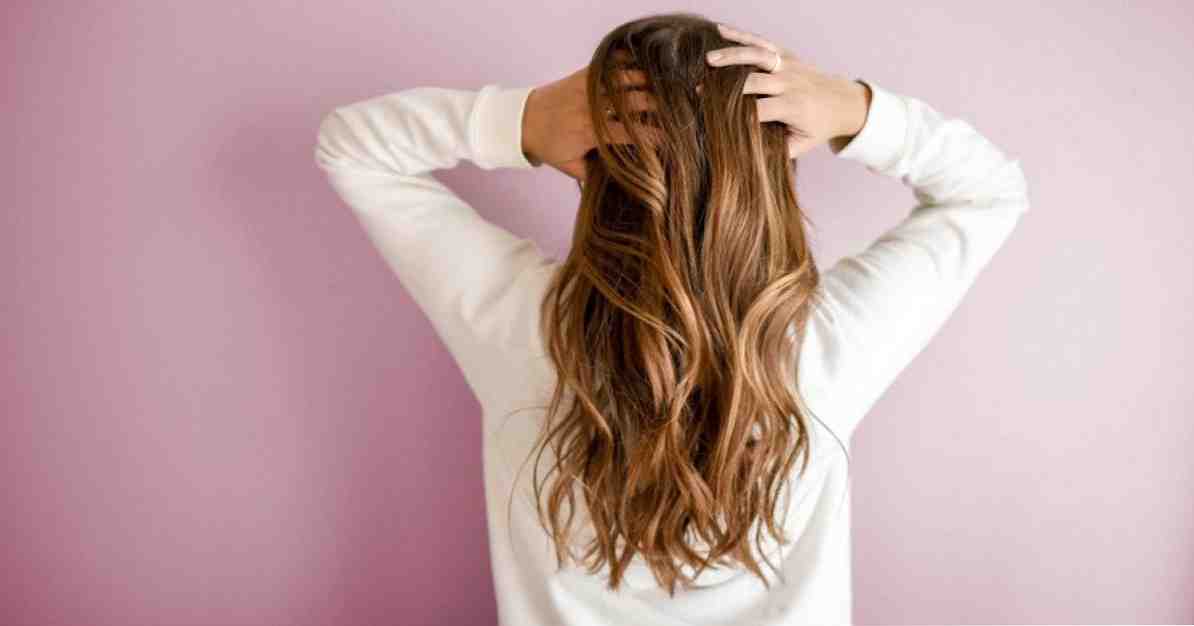 Proč mé vlasy nerostou? 4 možných příčin a co dělat