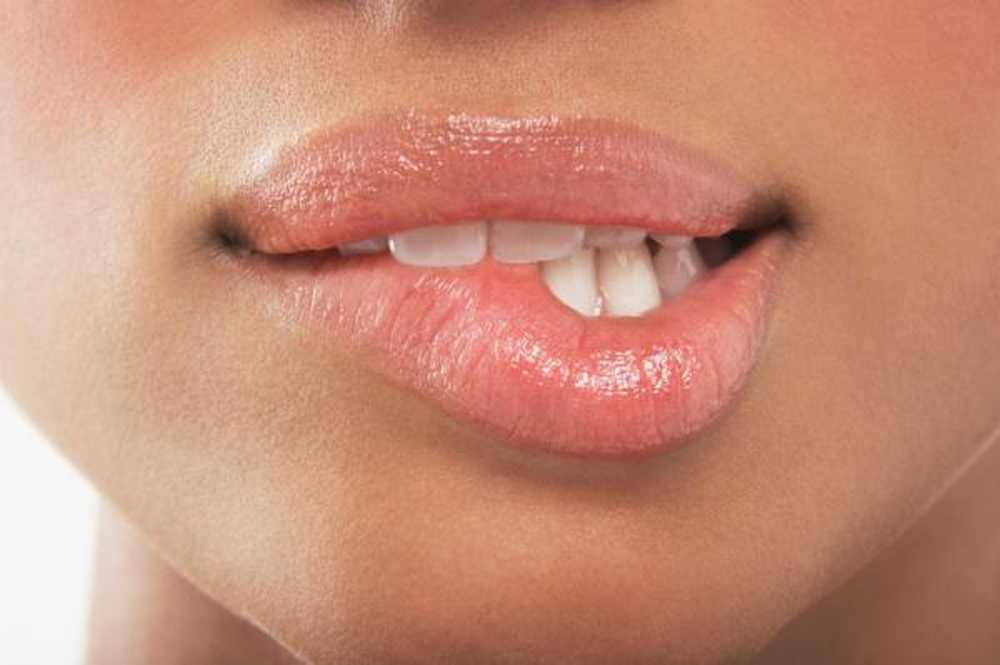 Vad det betyder när en kvinna biter på hennes läppar / känslor