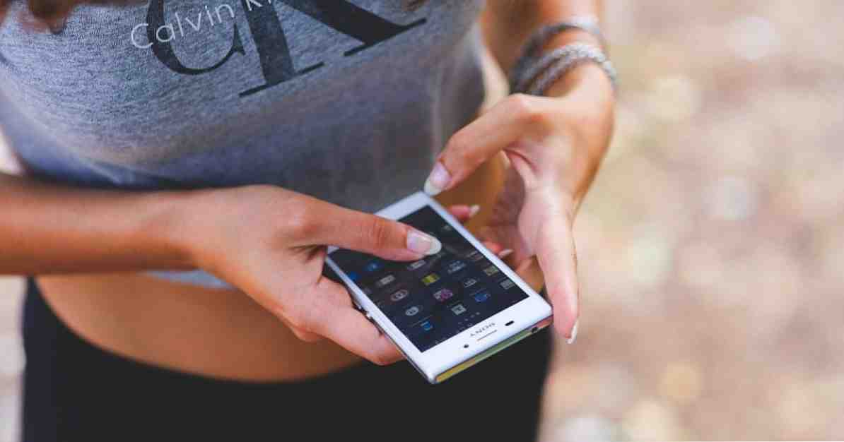 Sexting tvegano prakso pošiljanja začinjene fotografije prek mobilnega telefona
