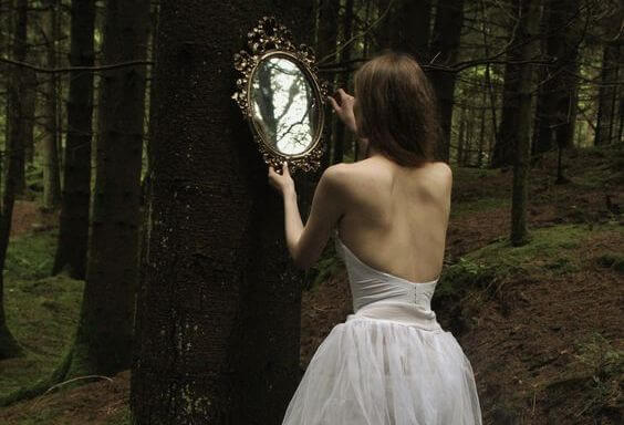 あなたの人生を変える人を探しているなら、鏡で自分を見てください / 心理学