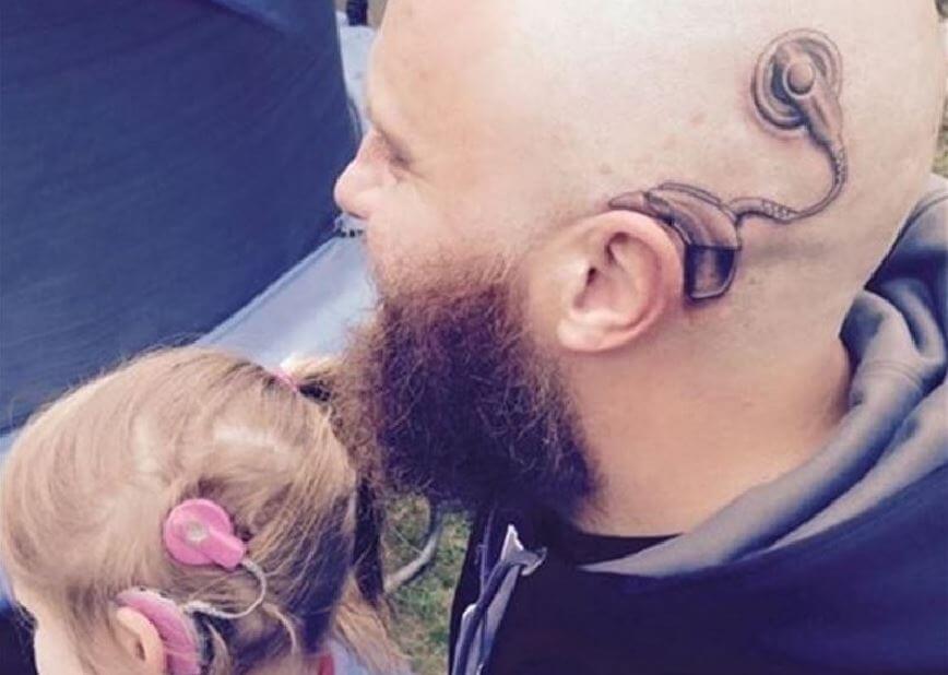 Seorang ayah mendapat tato sehingga putrinya tidak merasa berbeda / Budaya