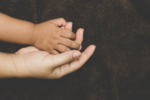 Jak se vyvíjí příloha u adoptovaných dětí? / Psychologie