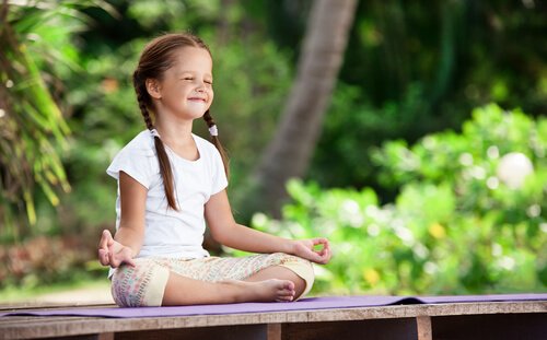 Meditaatio lapsuudessa kasvattaa sisäistä puutarhaa pienestä / psykologia