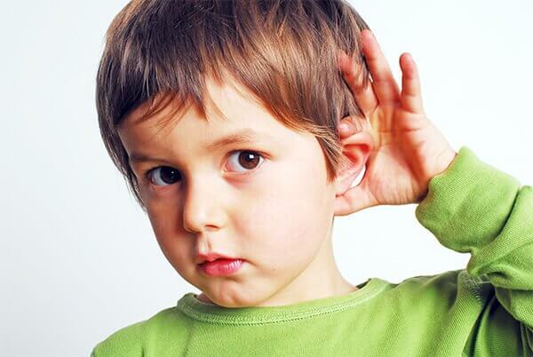 Leo e seus aparelhos auditivos explicando deficiências auditivas para crianças / Psicologia