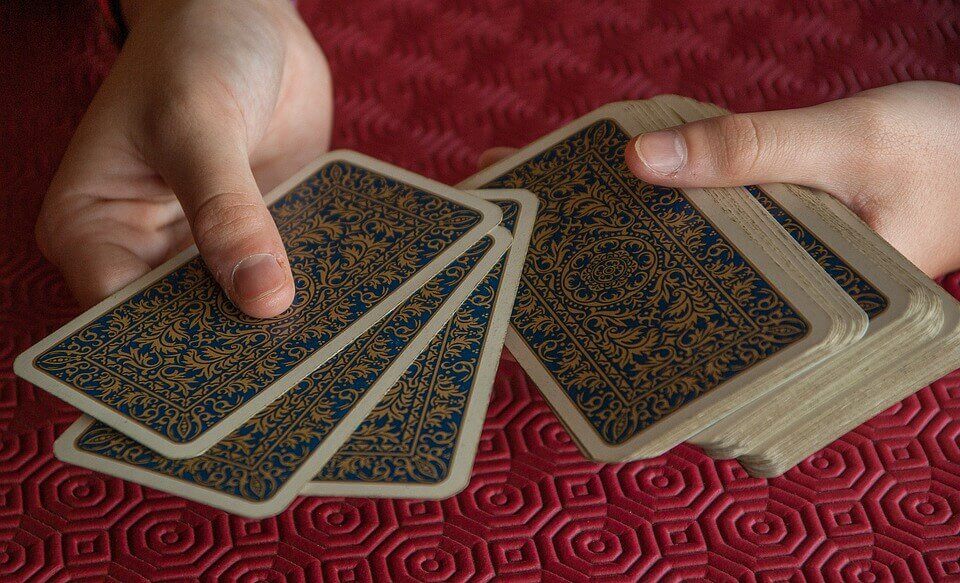 Γνωρίζατε ότι ένα παιχνίδι καρτών μπορεί να βελτιώσει την κοινωνική σας τάξη; / Πολιτισμός