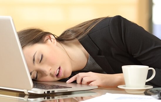 هل تعرف عن فرط النوم؟ نفسر الأعراض والعلاج الخاص بك / علم النفس