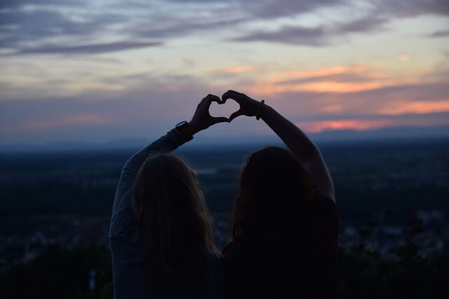 Liefde komt en gaat, maar echte vriendschap blijft / betrekkingen