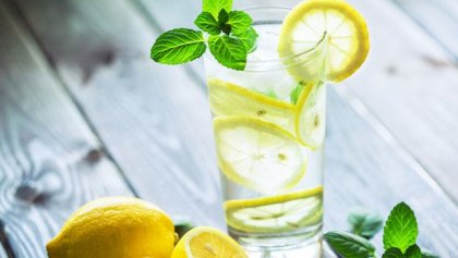 Mengapa kita harus minum segelas air hangat dengan lemon pada waktu pagi? / Kesihatan