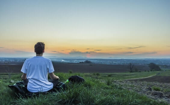 Meditasyon yaparken zihnin yayılmasını önlemek için 6 anahtar / refah