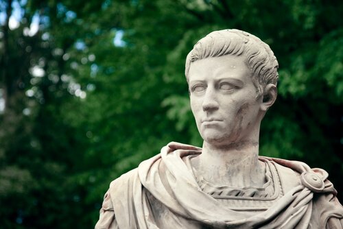 Caligula romiešu imperatora biogrāfija ar psihopātisku personību / Psiholoģija