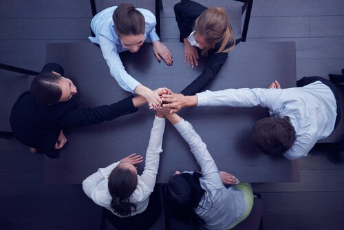 Πώς να διατηρήσετε μια ομάδα εργασίας μαζί